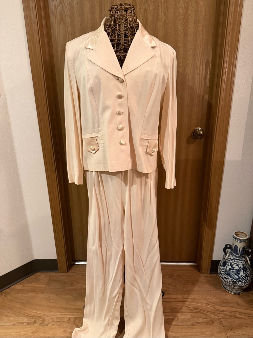 VTG Dani Max Cream Satin Tuxedo Lapel Pleated Wide Leg Pant Suit Set 12
